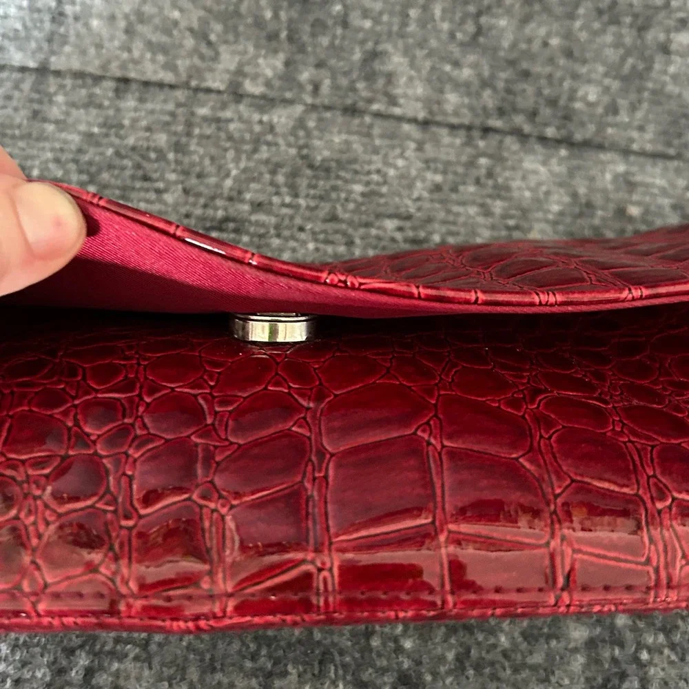Red Faux Crocodile Embossed Patent Wristlet Clutch Evening Bag Magnetic Snap